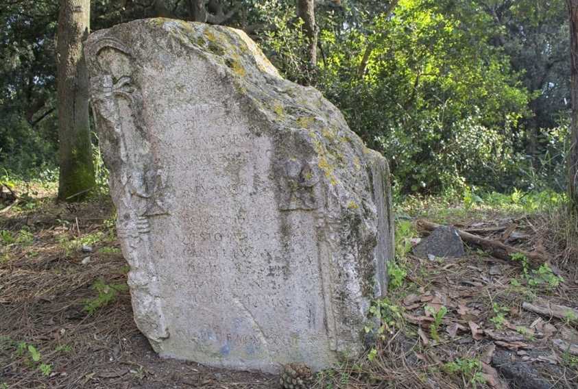 La stele in Piazza dei Cinghiali